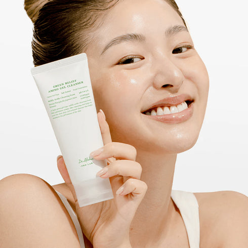 Curățare blândă, dar profundă cu Dr. Althea Amino Gel Cleanser. Calmează iritațiile, reglează sebumul și menține hidratarea pielii.